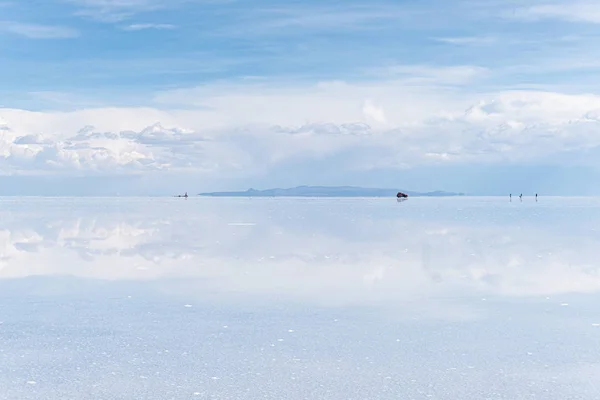 Auto Rimangono Sulla Superficie Innevata Del Lago Congelato Baikal — Foto Stock