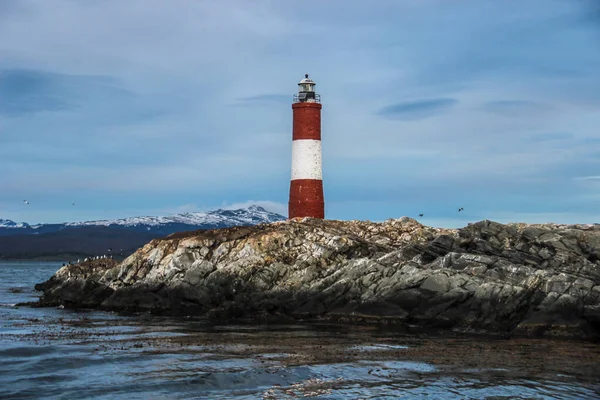 Beagle Channel 'da kırmızı ve beyaz deniz feneri, Ushuaia, Tierra del Fuego, Arjantin.