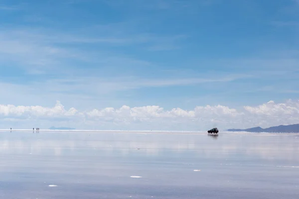 玻利维亚的Salar Uyuni 上面有水 有车和云层反射 — 图库照片