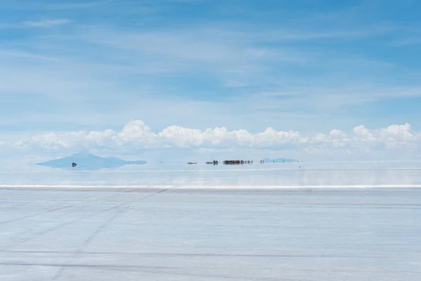 参观乌云尼岛令人敬畏的盐滩 — 图库照片