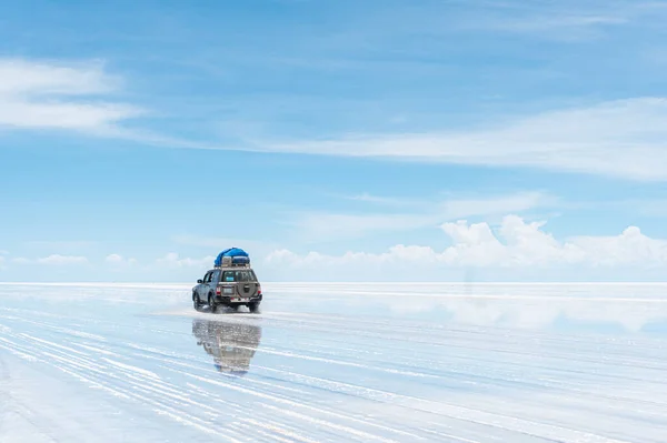 Salar Uyuni Bolivia Cubierto Agua Con Reflejos Coche Nubes —  Fotos de Stock