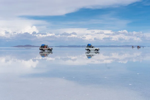 Salar Uyuni Bolivia Cubierto Agua Con Reflejos Coche Nubes — Foto de Stock