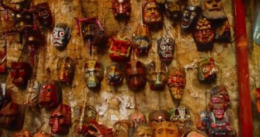 Antigua Guatemala 'da duvarda asılı tahta maskeler.