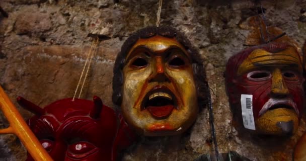 Showing Tongue Kleurrijke Traditionele Midden-Amerika Masker — Stockvideo