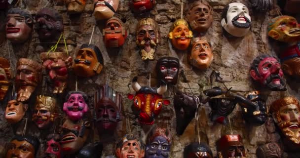 Coloridas máscaras tradicionales de América Central — Vídeo de stock