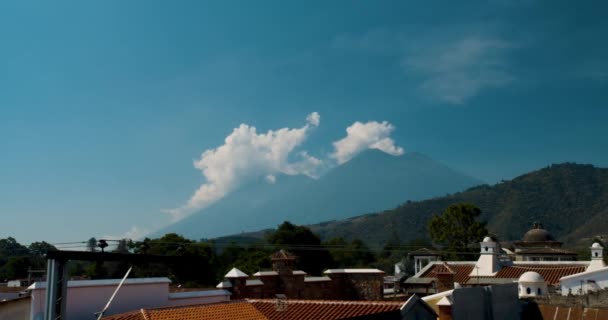 Ciudad Volcán Fuego Timelapse con Nubes Detrás de Monumento Histórico en Antigua Guatemala — Vídeos de Stock