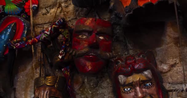 Máscara de América Central Tradicional de Diablo con bigote rojo — Vídeos de Stock