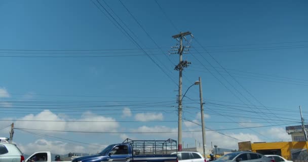 Strom- und Telefonmast mit Zeitraffer-Verkehr in Xela Quetzaltenango — Stockvideo