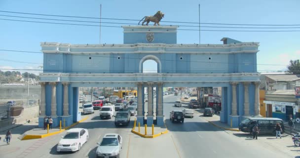Tráfico Entrando a Xela Quetzaltenango a través del Arco Monumental Time-lapse — Vídeos de Stock
