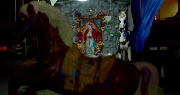 Retrato pequeño con puntal de caballo e iconografía religiosa en Antigua Guatemala — Vídeos de Stock