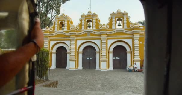 El Calvario kyrka genom dörren till en Tuk-Tuk Rickshaw i Antigua Guatemala — Stockvideo