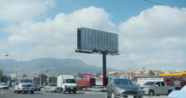 Leere Plakatwand mit rauschendem Zeitraffer-Verkehr in der Innenstadt Xela Quetzaltenango — Stockvideo