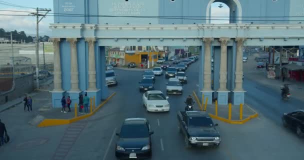 Xela Quetzaltenango Coucher de soleil Le trafic entre en ville par Timelapse — Video