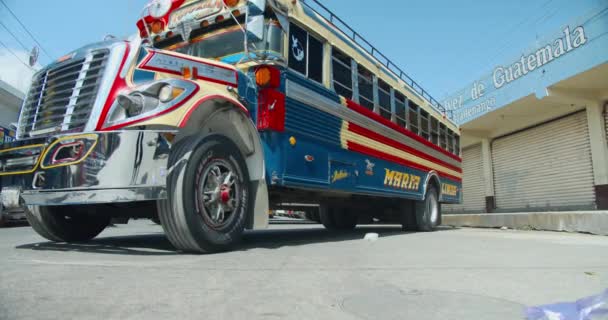 Guatemala Chickenbus Meninggalkan Stasiun Xela Quetzaltenango — Stok Video