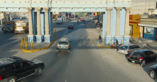 Pendolari di fine giornata Lasciando Xela Quetzaltenango attraverso arco Time-lapse — Video Stock