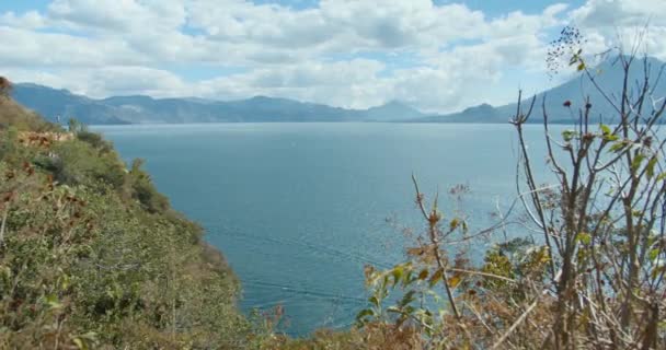 背景に山や火山のある水の体 — ストック動画