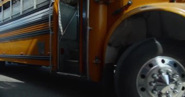 Sarı ve Mavi Tavuk Otobüsleri Xela Quetzaltenango 'da Yeşil Durağan Tavuk Otobüsüyle Park Ediyor
