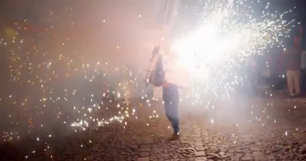Muž v explodujícím býčím kostýmu pro tradiční oslavu Las Posadas — Stock video