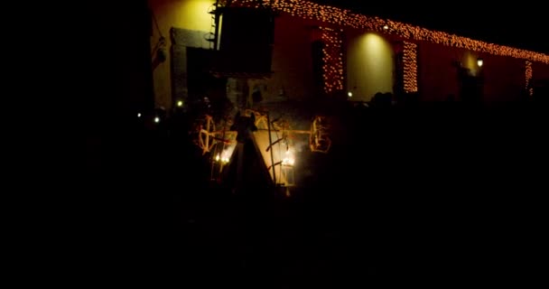 火のついた花火で歩くブル衣装の男ラス・ポサダス伝統的なお祝い — ストック動画