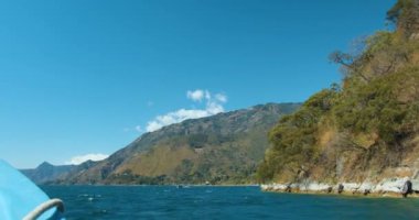 Tekneyle Atitlan Gölü 'nü geçmek.