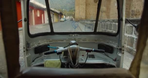 TukTuk Driver Binnenrijden en wegrijden in de straten van Antigua Guatemala POV — Stockvideo