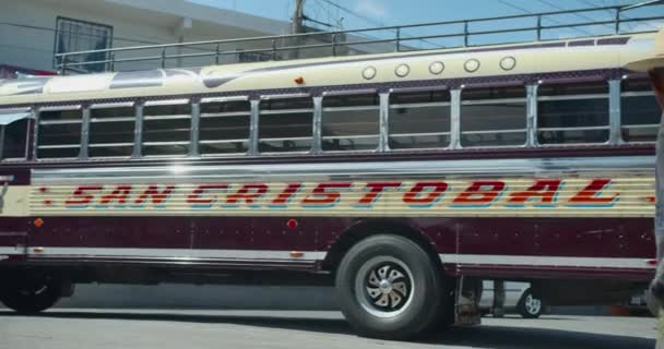 San Cristobal Chickenbus parkering i Xela Quetzaltenango med gammel mand ser – Stock-video