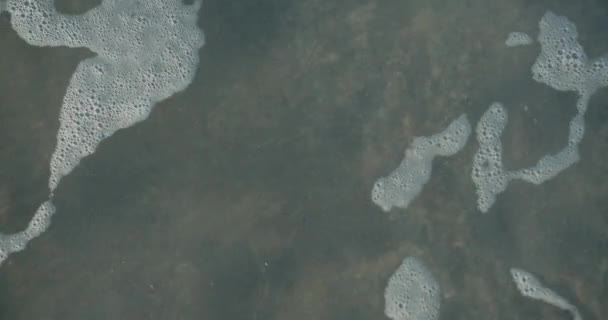 Top Uitzicht op Beach Waves Rolling In over strand zand — Stockvideo