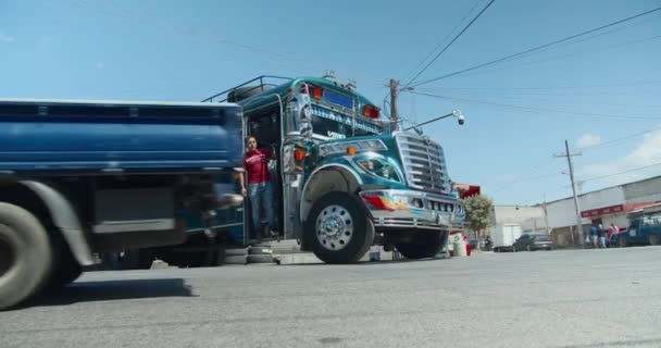 Blu Guatemala Chickenbus Lasciando Xela Quetzaltenango con ayudante in porta — Video Stock