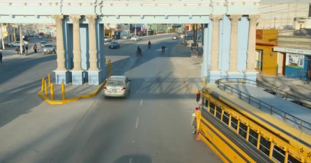 Chickenbus Commuters leave Xela Quetzaltenango through Monumental Archway — Stock Video