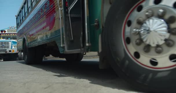 Green Guatemala Chickenbus Wheel CloseUp dan Parkir Xela Quetzaltenango — Stok Video