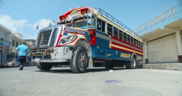 Chickenbus in partenza da Xela Quetzaltenango Guatemala — Video Stock