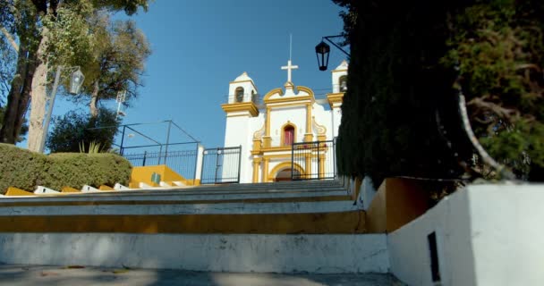 Lépcső a Cerro de Guadalupe tetején épült Iglesia del Cerro de Guadalupe-hoz — Stock videók