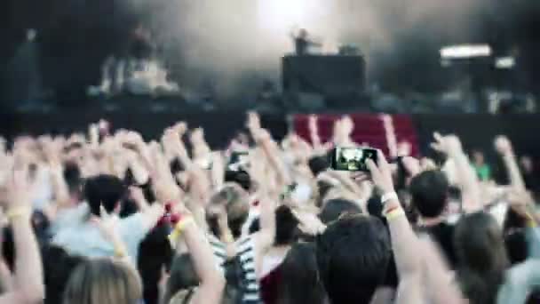 Gente en un concierto — Vídeo de stock