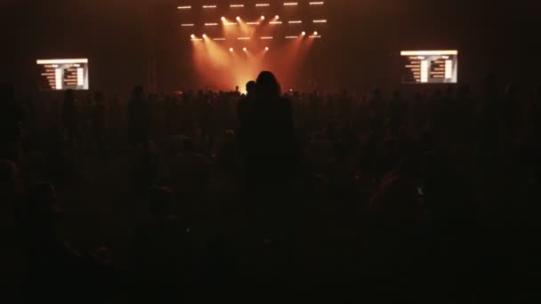 Concierto nocturno al aire libre . — Vídeos de Stock