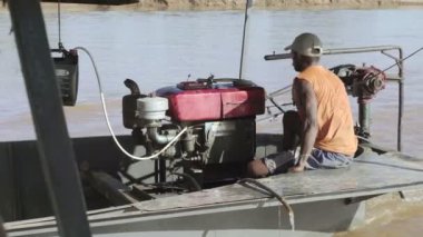 Onun Motorlu tekne, Madagaskar başlayan erkekler