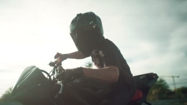 Motorbike tricks, driver close up — Stock Video