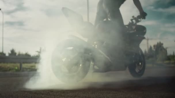 Motorcykel knep, drivrutinen närbild — Stockvideo