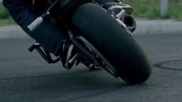 摩托车技巧，驱动程序关闭 — 图库视频影像