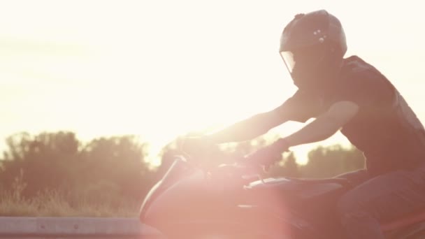Мотоцикл трюки, водитель крупным планом — стоковое видео
