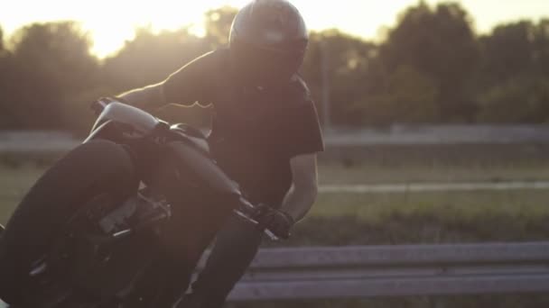 Trucs de moto, conducteur gros plan — Video