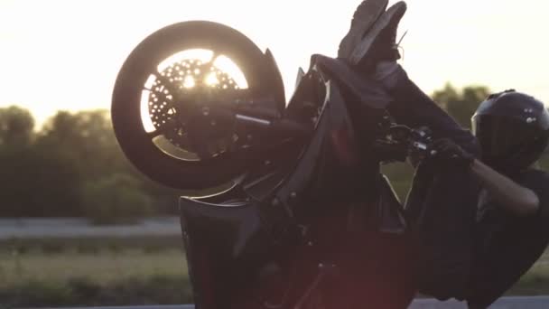 Мотоциклетні трюки, водій крупним планом — стокове відео