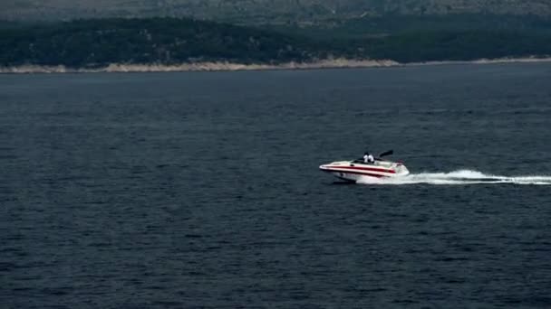 Motorboot auf der Adria — Stockvideo