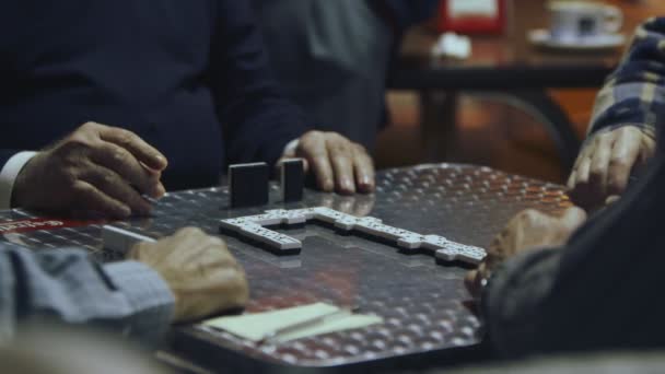 Gammal man spelar Domino — Stockvideo