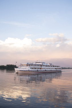 Pembe günbatımının arka planında motorlu gemi