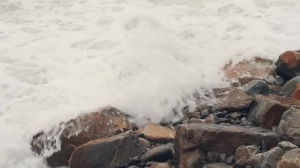 Wellen Mit Weißem Schaum Und Sprühschlag Auf Bunte Kieselsteine — Stockvideo
