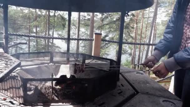 Lány Egy Kék Dzsekiben Sült Kolbász Nyárson Egy Barbecue Egy — Stock videók