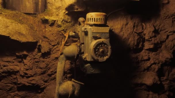 ほこりで覆われた壁にぶら下がっている鉱山労働者のための古い汚いソ連のドラム電話 — ストック動画