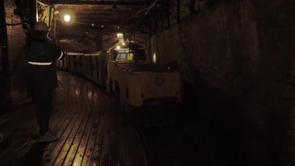 Trem Amarelo Sai Distância Longo Túnel Uma Mina Suja Mal — Vídeo de Stock