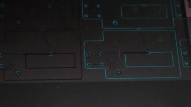 CNC 'de kesilen parçanın elektronik çizimi. Kamera, makinenin çalışmalarının gösterildiği imleci, yazılımı izler..
