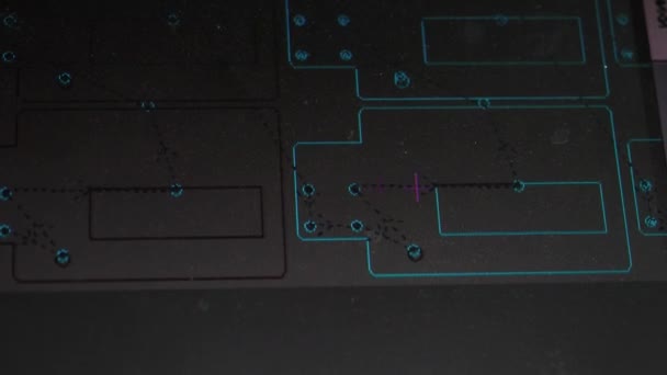 Sebuah Gambar Elektronik Dari Bagian Yang Dipotong Cnc Kamera Memonitor — Stok Video